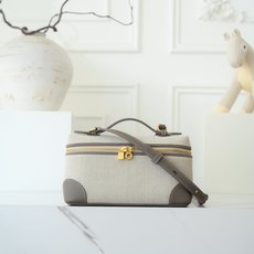 Loropiana 诺 悠翩雅 Extra pocket L19 这是一款大开口结构的功能性设计的手拿包,经典风格和简 Loropiana 诺 悠翩雅 Extra pocket L19 这是一款大开口结构的功能性设计的手拿包,经典风格和简