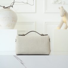 Loropiana 诺 悠翩雅 Extra pocket L19 这是一款大开口结构的功能性设计的手拿包,经典风格和简 Loropiana 诺 悠翩雅 Extra pocket L19 这是一款大开口结构的功能性设计的手拿包,经典风格和简