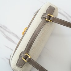 Loropiana 诺 悠翩雅 Extra pocket L19 这是一款大开口结构的功能性设计的手拿包,经典风格和简 Loropiana 诺 悠翩雅 Extra pocket L19 这是一款大开口结构的功能性设计的手拿包,经典风格和简