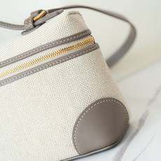Loropiana 诺 悠翩雅 Extra pocket L19 这是一款大开口结构的功能性设计的手拿包,经典风格和简 Loropiana 诺 悠翩雅 Extra pocket L19 这是一款大开口结构的功能性设计的手拿包,经典风格和简