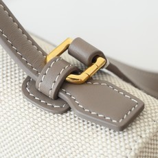 Loropiana 诺 悠翩雅 Extra pocket L19 这是一款大开口结构的功能性设计的手拿包,经典风格和简 Loropiana 诺 悠翩雅 Extra pocket L19 这是一款大开口结构的功能性设计的手拿包,经典风格和简