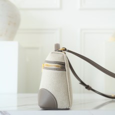 Loropiana 诺 悠翩雅 Extra pocket L19 这是一款大开口结构的功能性设计的手拿包,经典风格和简 Loropiana 诺 悠翩雅 Extra pocket L19 这是一款大开口结构的功能性设计的手拿包,经典风格和简