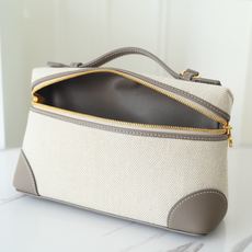 Loropiana 诺 悠翩雅 Extra pocket L19 这是一款大开口结构的功能性设计的手拿包,经典风格和简 Loropiana 诺 悠翩雅 Extra pocket L19 这是一款大开口结构的功能性设计的手拿包,经典风格和简