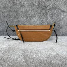 SOFT TRIOMPHE HALFMOON小号手袋 ,颜色驼色/黑色,尺寸 (30X6.5X14.5厘米)牛剖层革 SOFT TRIOMPHE HALFMOON小号手袋 ,颜色驼色/黑色,尺寸 (30X6.5X14.5厘米)牛剖层革