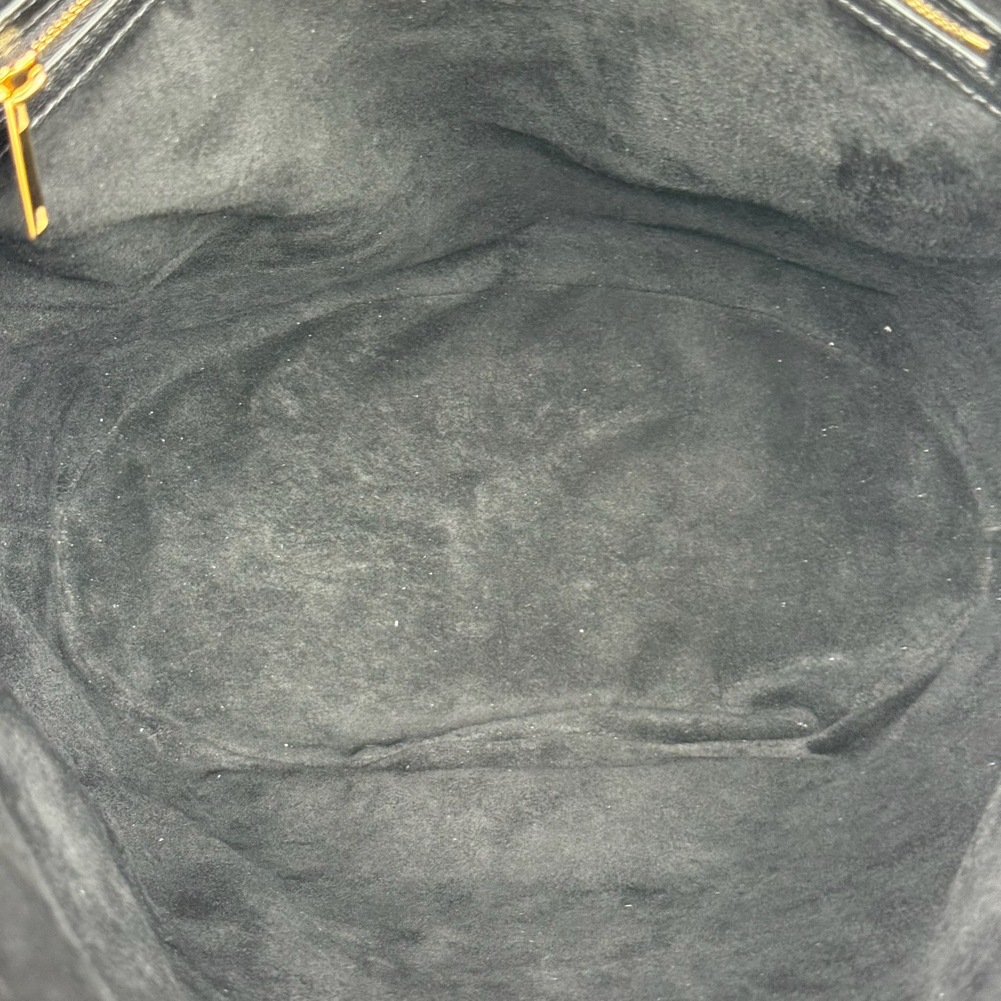 SOFT TRIOMPHE水桶包	，尺寸（41X33X17厘米)羊皮革，牛剖层革衬里金色饰面斜挎和肩背 TRIOMPHE