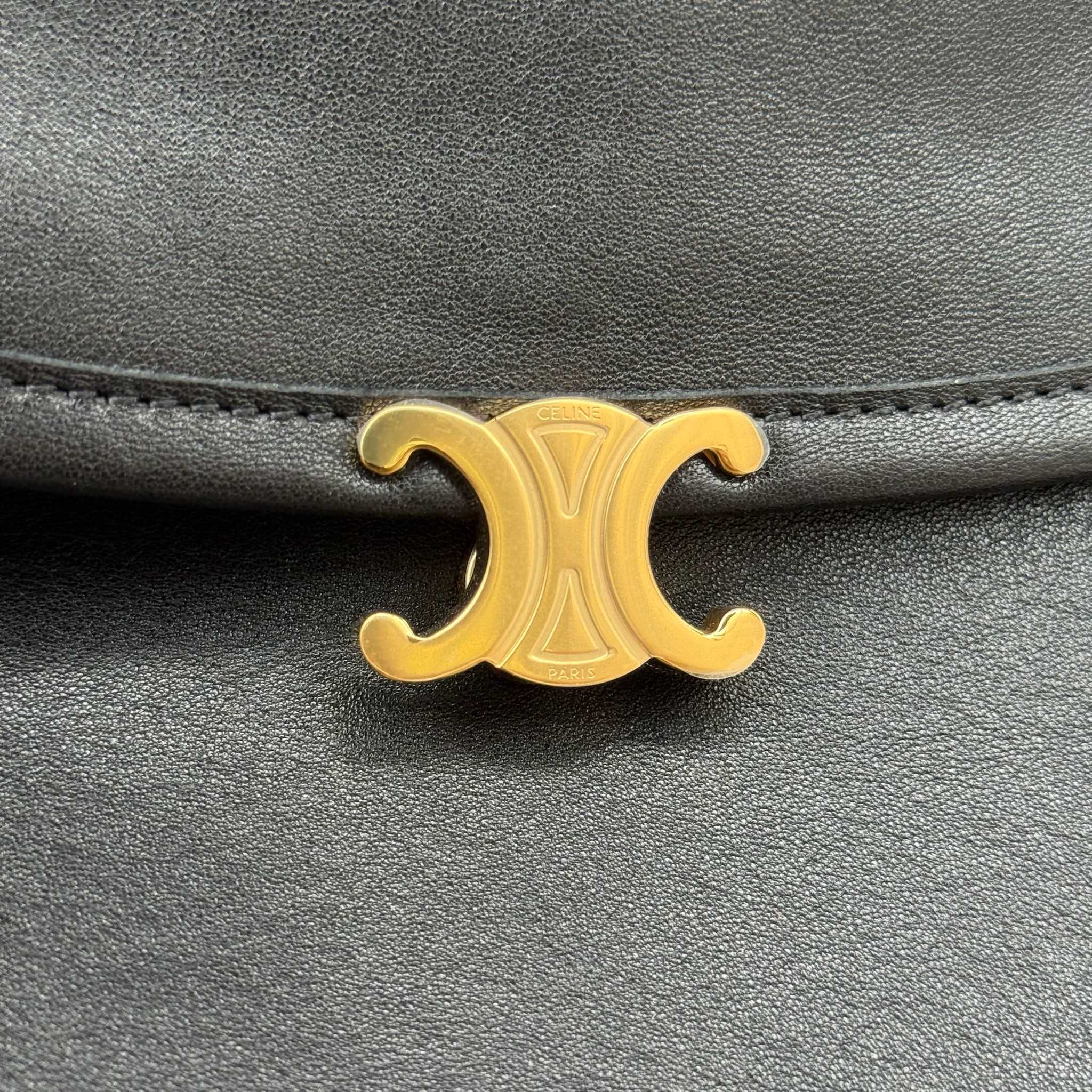 SOFT TRIOMPHE水桶包	，尺寸（41X33X17厘米)羊皮革，牛剖层革衬里金色饰面斜挎和肩背 TRIOMPHE