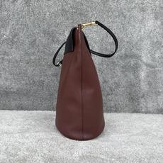 SOFT TRIOMPHE水桶包 ,尺寸(41X33X17厘米)羊皮革,牛剖层革衬里金色饰面斜挎和肩背 TRIOMPHE SOFT TRIOMPHE水桶包 ,尺寸(41X33X17厘米)羊皮革,牛剖层革衬里金色饰面斜挎和肩背 TRIOMPHE