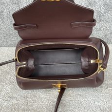 FLAIR小号手袋 ,咖啡色平纹皮,尺寸(24X12X9厘米)牛皮革,羊皮革衬里金色饰面拉链开合 旋转锁扣开合1个主隔 FLAIR小号手袋 ,咖啡色平纹皮,尺寸(24X12X9厘米)牛皮革,羊皮革衬里金色饰面拉链开合 旋转锁扣开合1个主隔