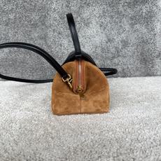 FLAIR小号手袋,颜色:驼色/黑色 尺寸(24X12X9厘米)牛剖层革,羊皮革包边牛剖层革衬里金色饰面拉链开合 旋转锁 FLAIR小号手袋,颜色:驼色/黑色 尺寸(24X12X9厘米)牛剖层革,羊皮革包边牛剖层革衬里金色饰面拉链开合 旋转锁