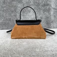 FLAIR小号手袋,颜色:驼色/黑色 尺寸(24X12X9厘米)牛剖层革,羊皮革包边牛剖层革衬里金色饰面拉链开合 旋转锁 FLAIR小号手袋,颜色:驼色/黑色 尺寸(24X12X9厘米)牛剖层革,羊皮革包边牛剖层革衬里金色饰面拉链开合 旋转锁