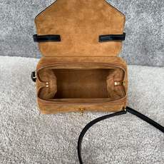 FLAIR小号手袋,颜色:驼色/黑色 尺寸(24X12X9厘米)牛剖层革,羊皮革包边牛剖层革衬里金色饰面拉链开合 旋转锁 FLAIR小号手袋,颜色:驼色/黑色 尺寸(24X12X9厘米)牛剖层革,羊皮革包边牛剖层革衬里金色饰面拉链开合 旋转锁