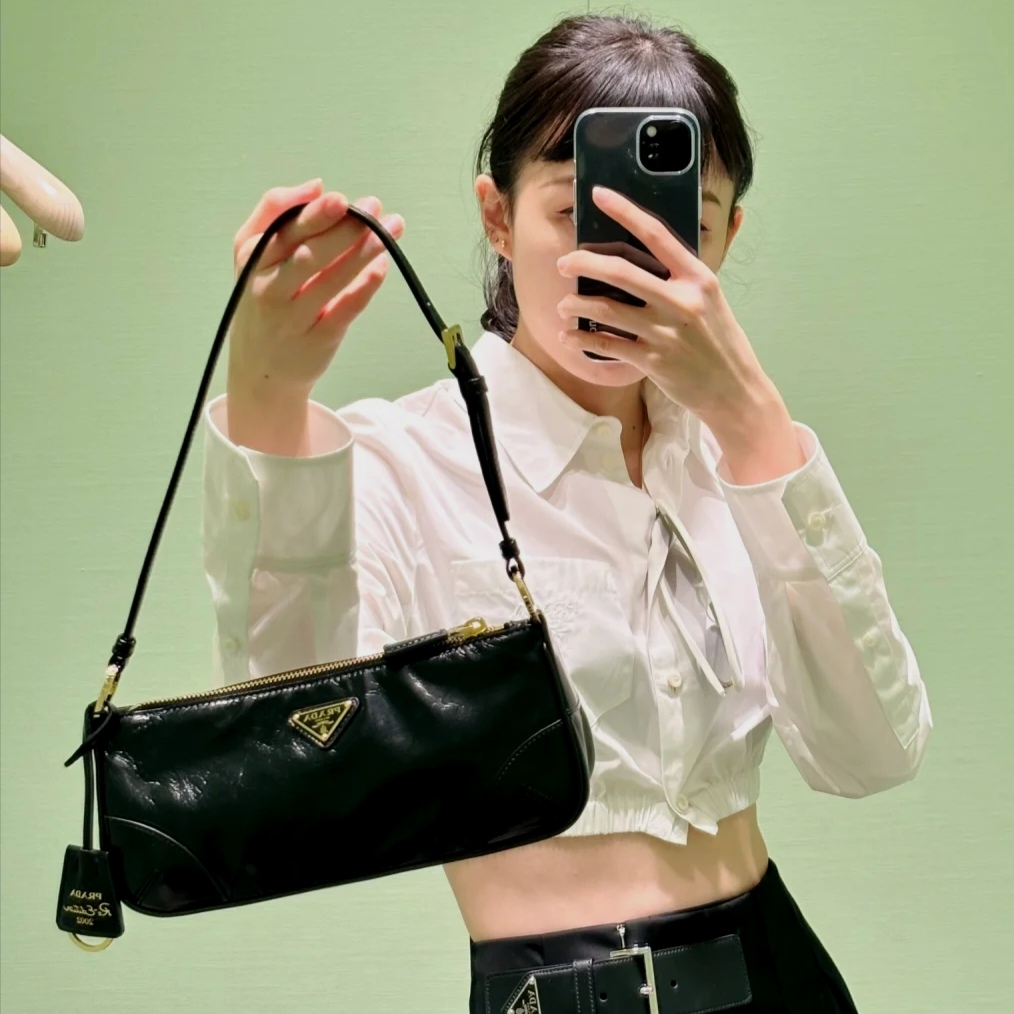 Prada 25 beautiful upper body pictures for reference show!