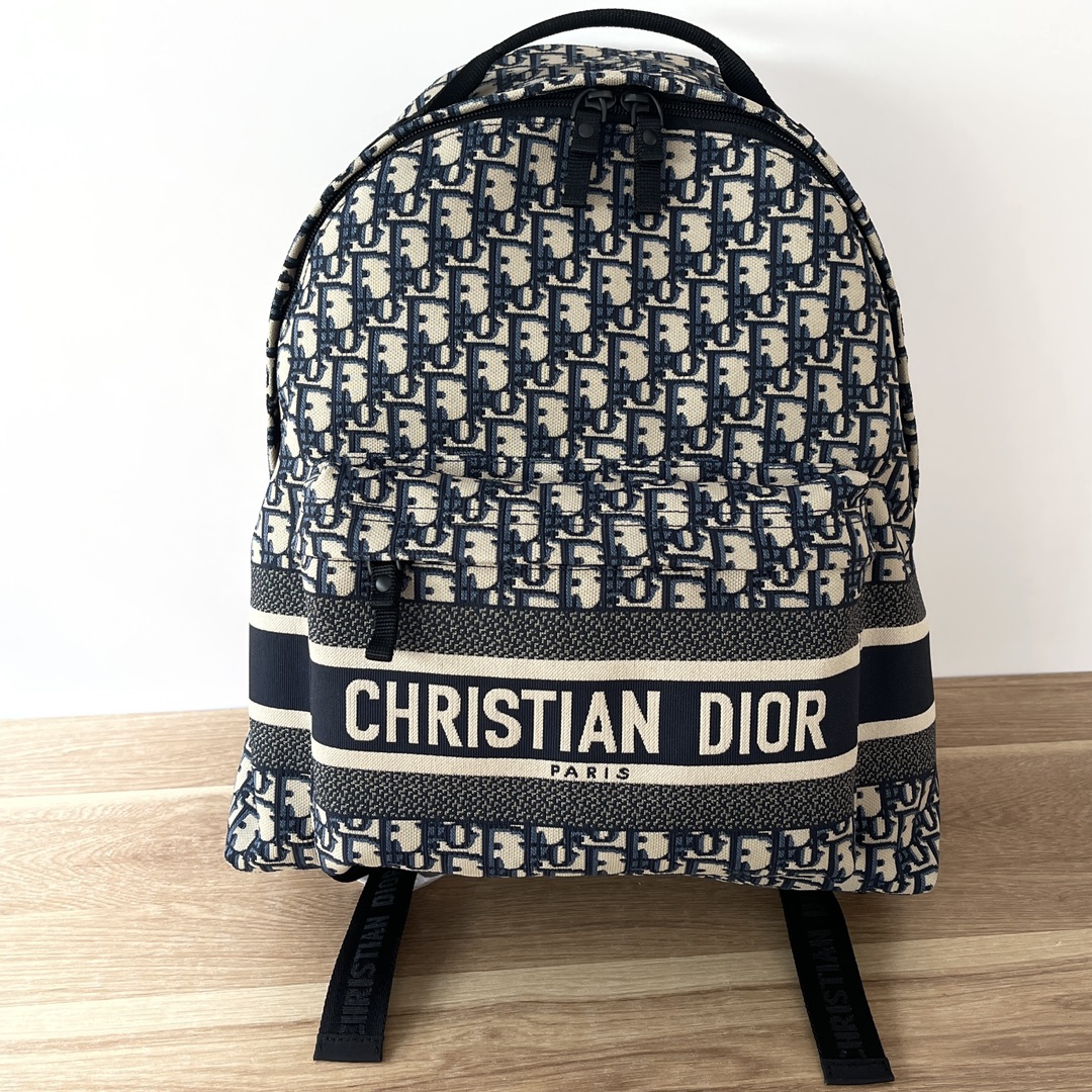 Dior CD's classic presbyopic backpack, the materials and workmanship have been completely upgraded. No one could tell it was a high-end product w