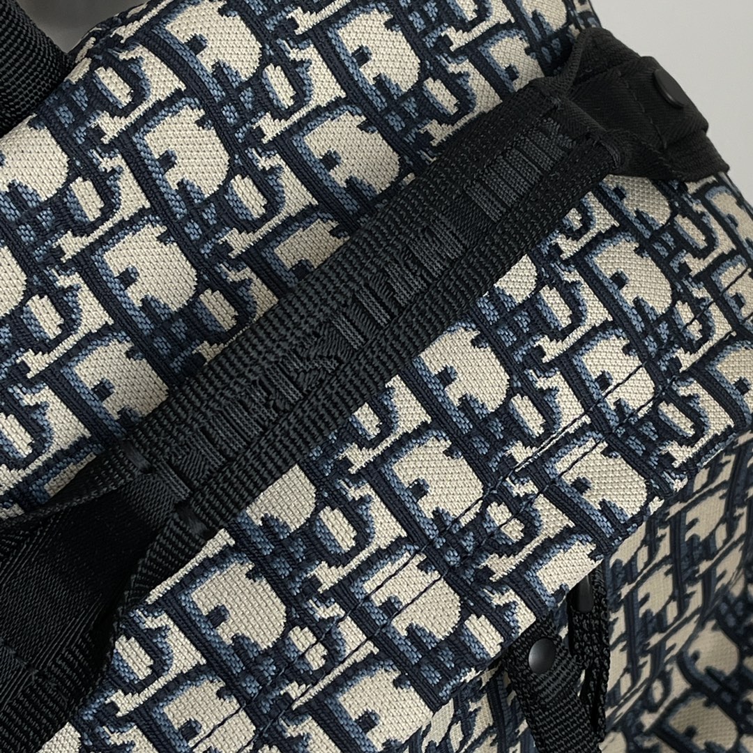 Dior CD's classic presbyopic backpack, the materials and workmanship have been completely upgraded. No one could tell it was a high-end product w