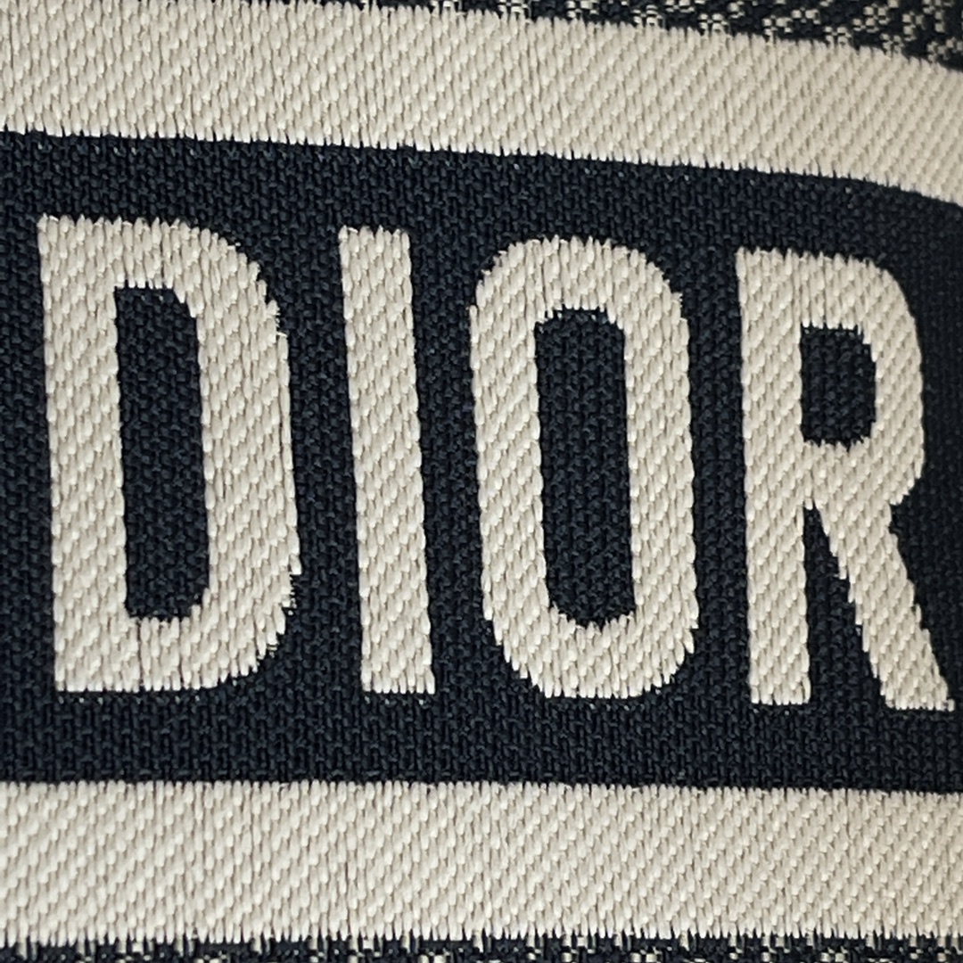 Export Italian Dior backpack order. Original backpack cutting picture, the overall embroidery is deepened and encrypted, making the bag body wide