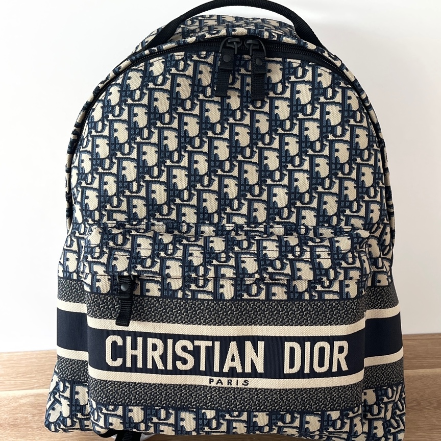 Export Italian Dior backpack order. Original backpack cutting picture, the overall embroidery is deepened and encrypted, making the bag body wide