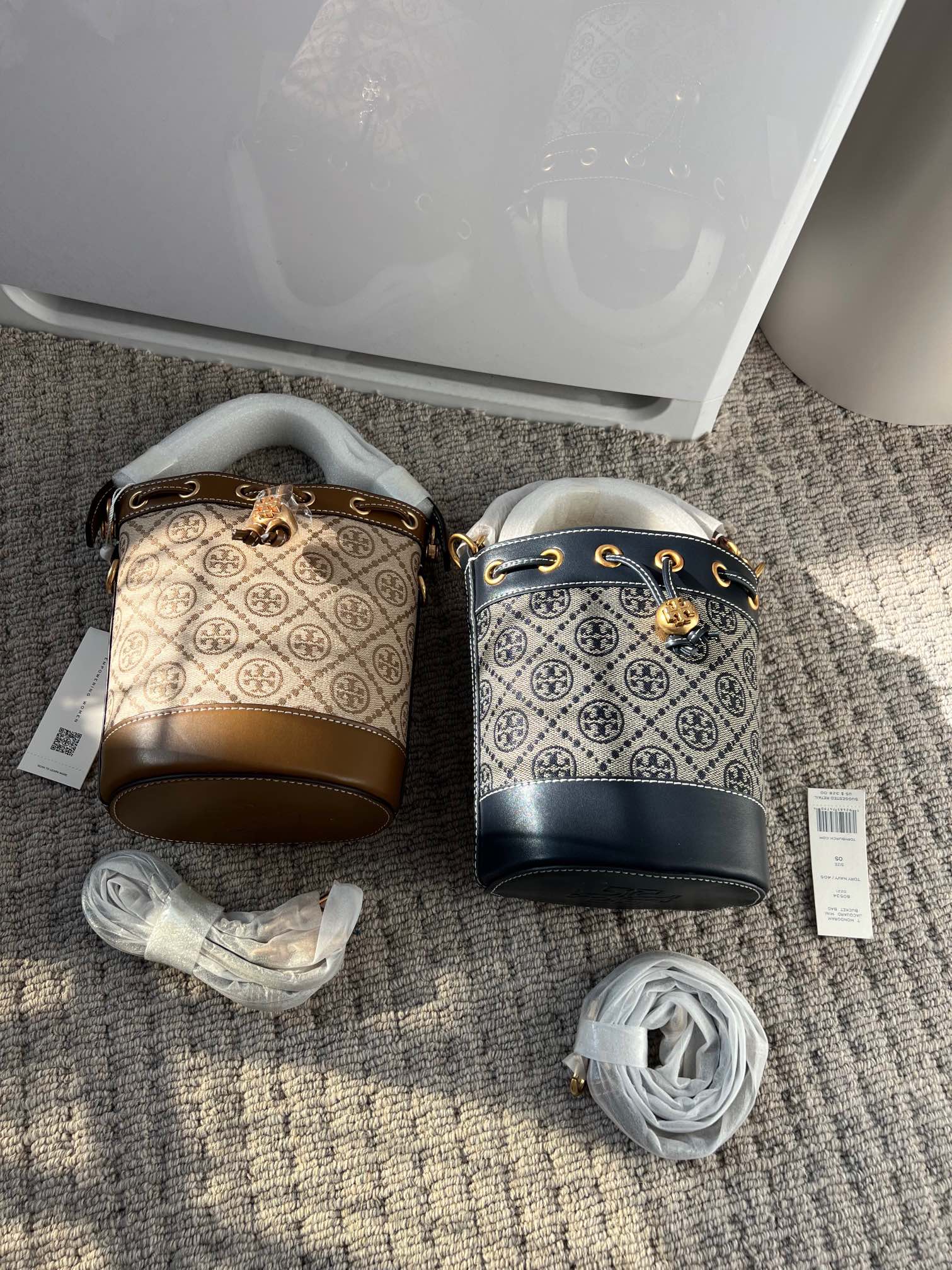 Tory Burch Small Monogram Jacquard Bucket Bag - Comprehensive 2