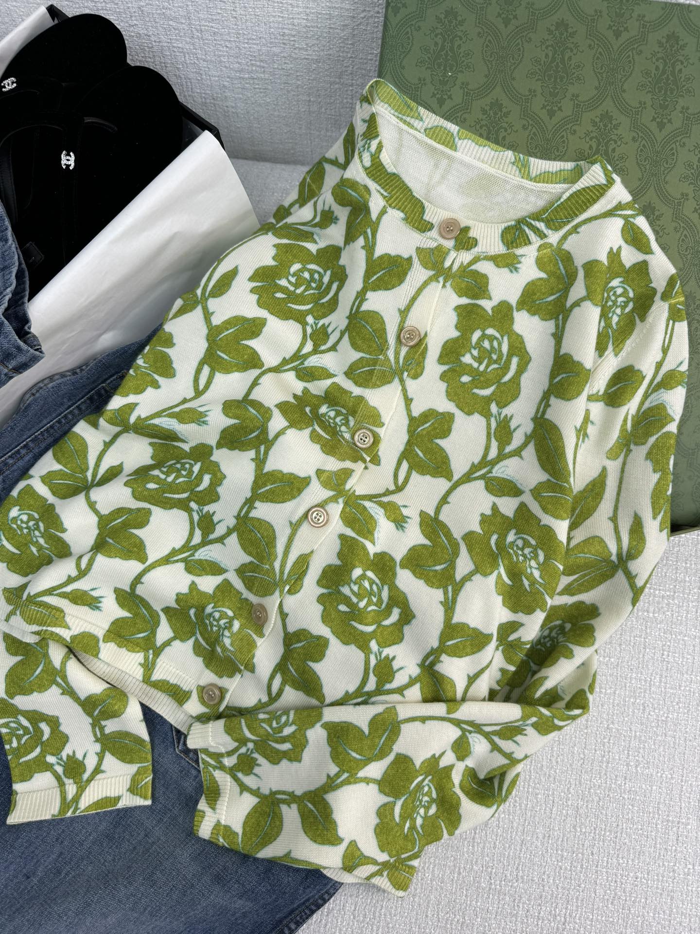 满印花卉提花圆领开衫 细节图  定制面料～⚠️绿色玫瑰超显肤白