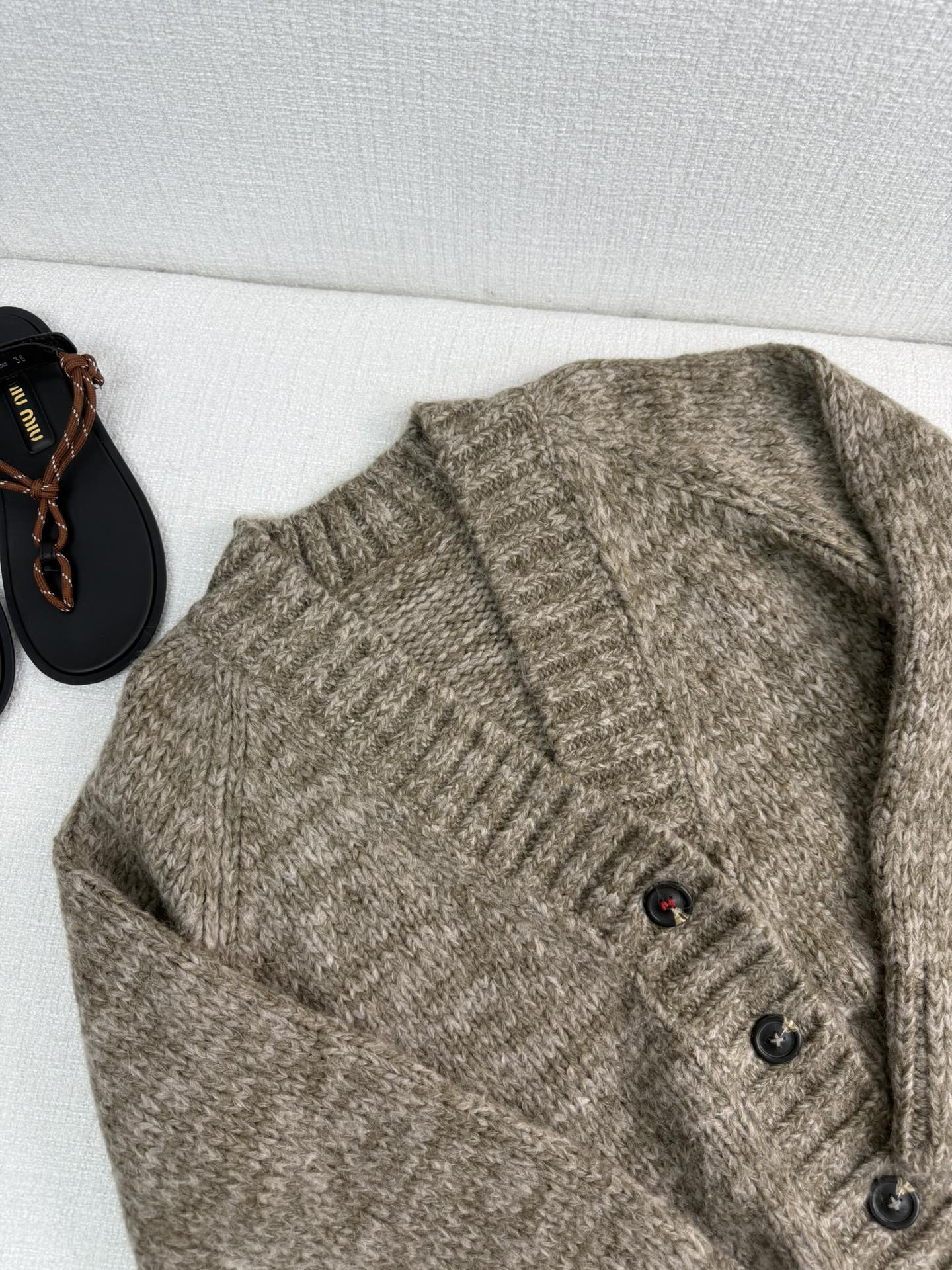 Fashionable Female Suit with Soft Shells and Stylish Details - 图片 2