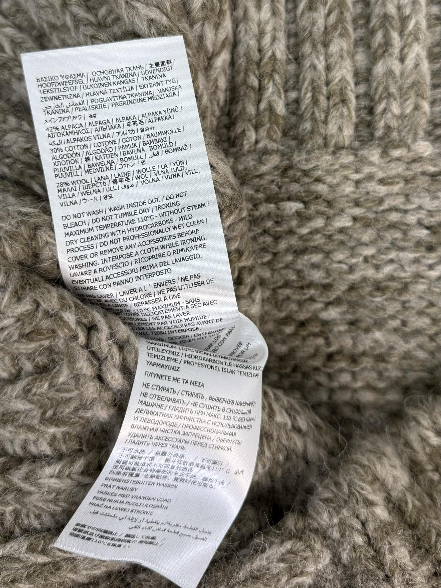 Fashionable Female Suit with Soft Shells and Stylish Details - 图片 4