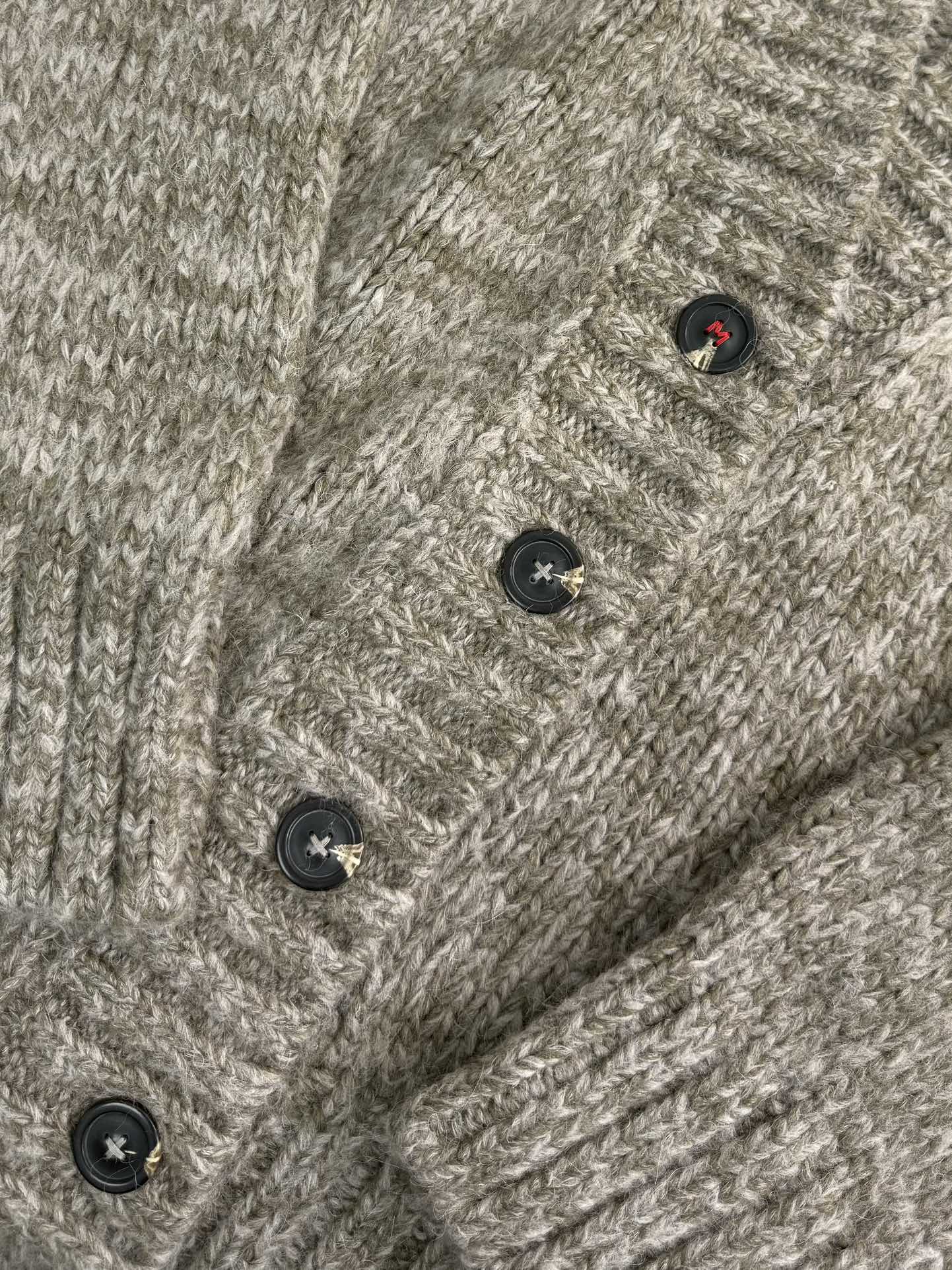 Fashionable Female Suit with Soft Shells and Stylish Details - 图片 5