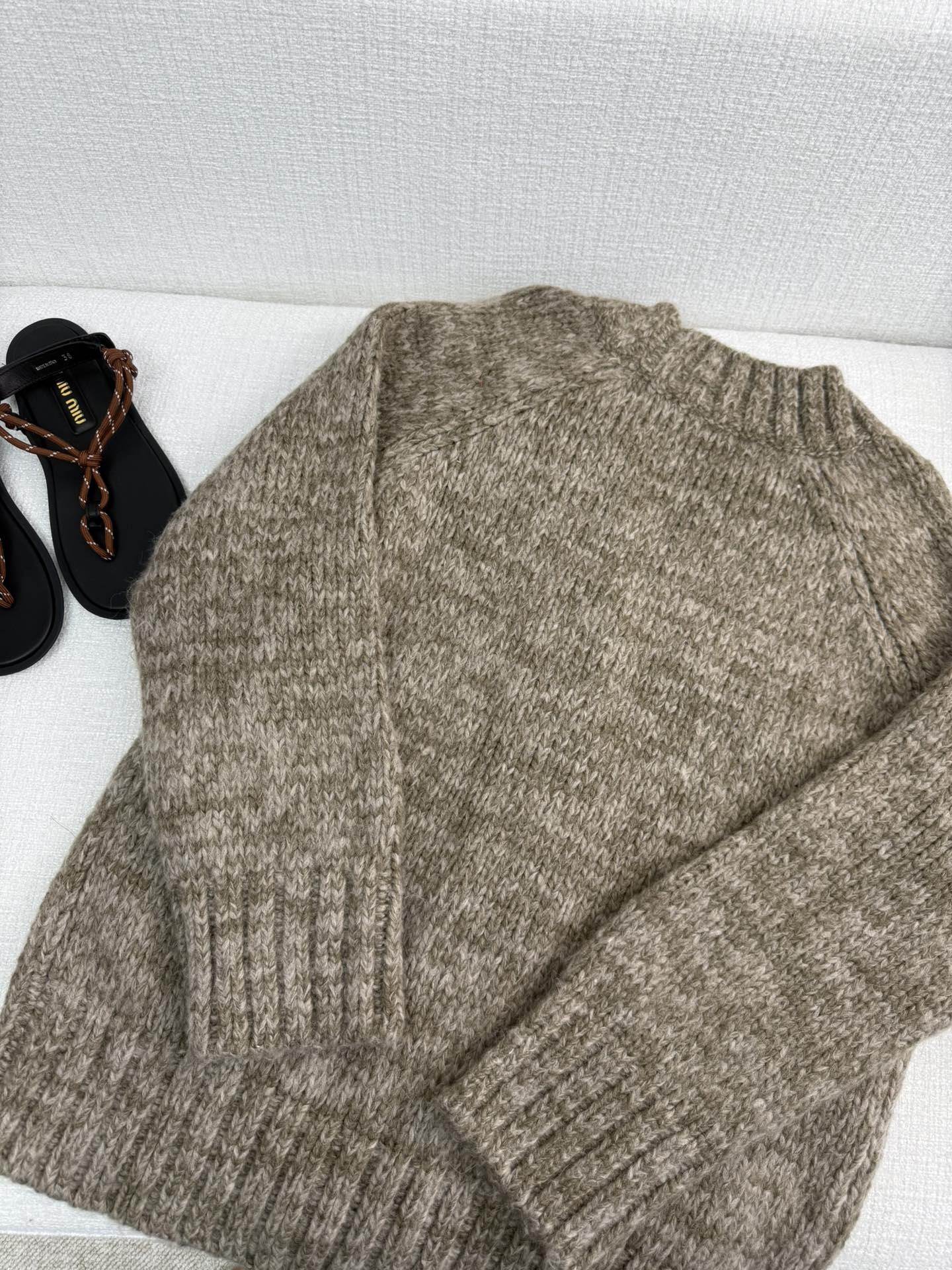 Fashionable Female Suit with Soft Shells and Stylish Details - 图片 3