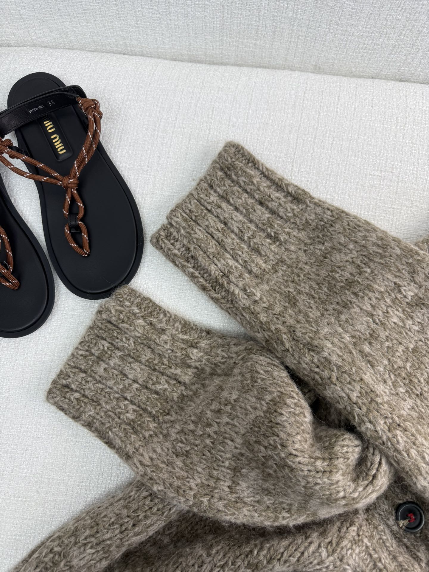 Fashionable Female Suit with Soft Shells and Stylish Details - 图片 6