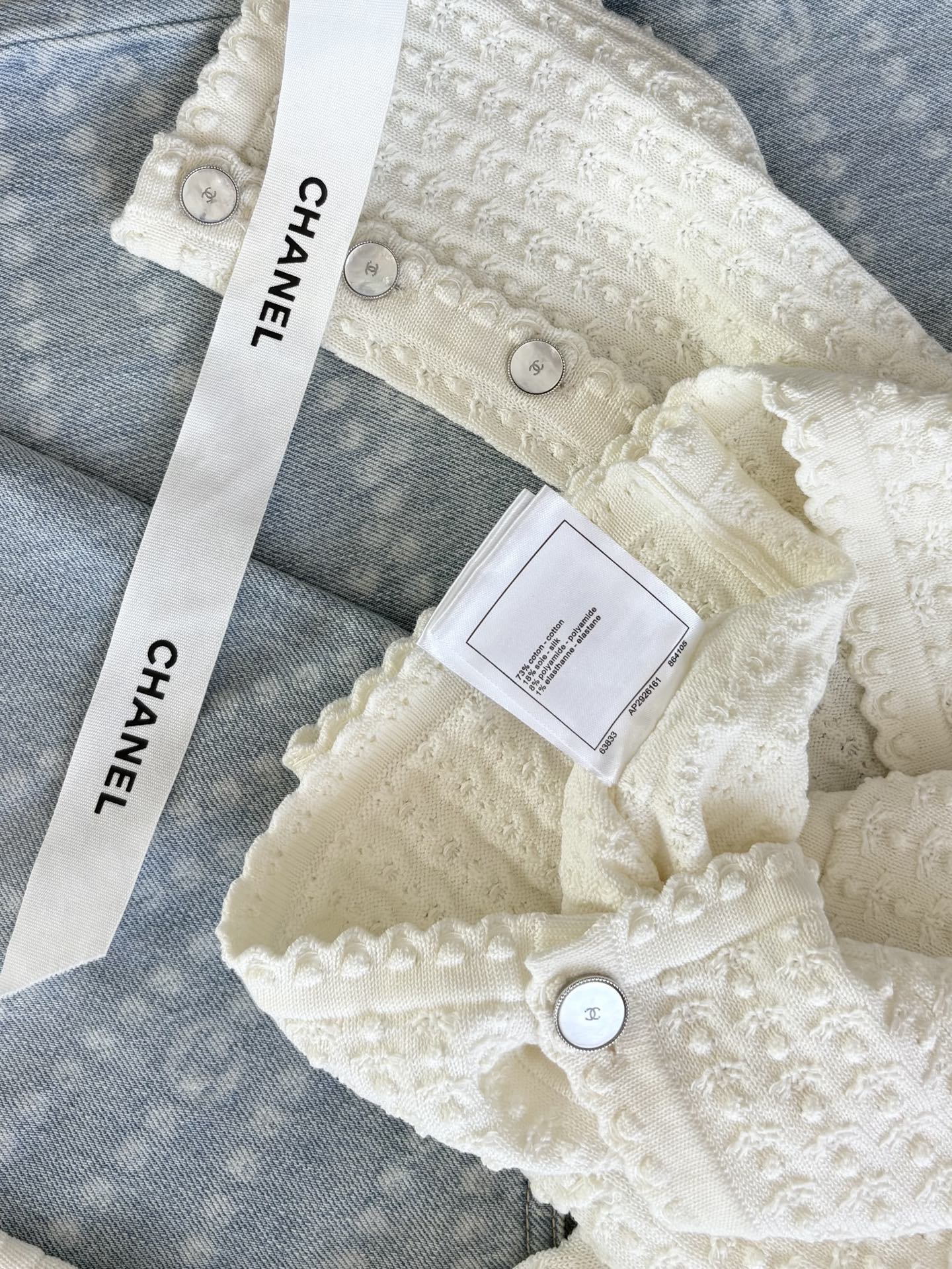 Sophisticated P1127 Female Suit with Hidden Money and White Tweeds. - 图片 6