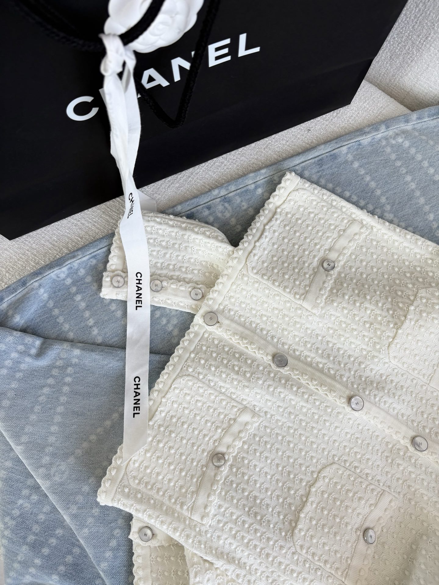 Sophisticated P1127 Female Suit with Hidden Money and White Tweeds. - 图片 4