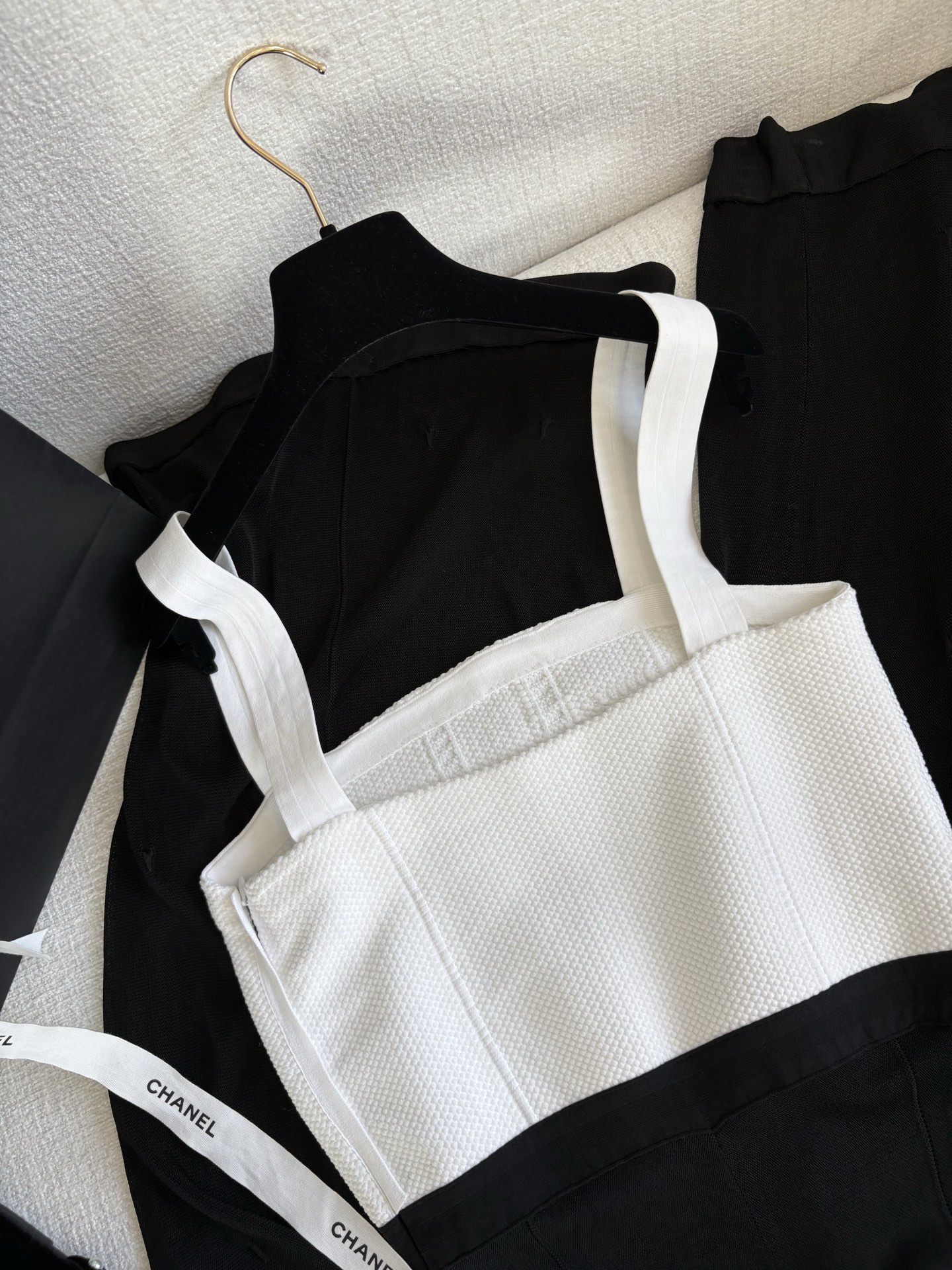 Versatile Female Suit with Unique Style and Wide-Legged Pants for Various Occasions - 图片 9