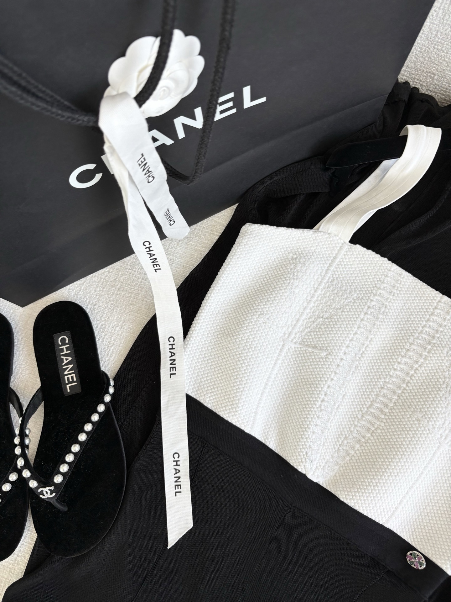 Versatile Female Suit with Unique Style and Wide-Legged Pants for Various Occasions - 图片 3