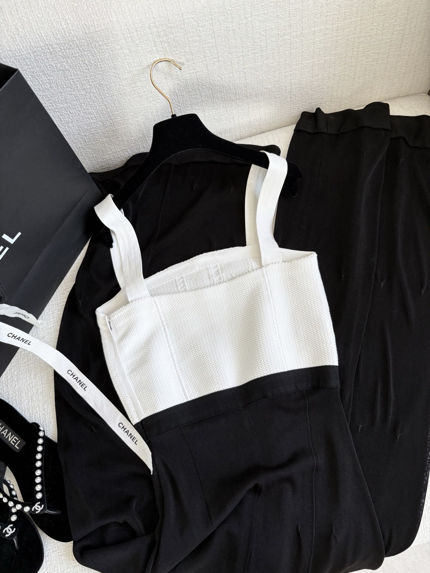 Versatile Female Suit with Unique Style and Wide-Legged Pants for Various Occasions - 图片 7