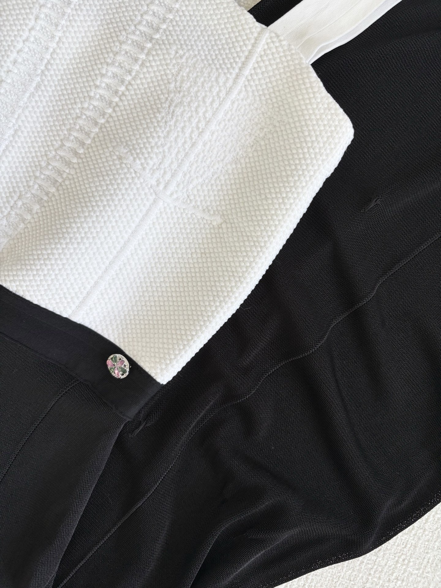 Versatile Female Suit with Unique Style and Wide-Legged Pants for Various Occasions - 图片 5