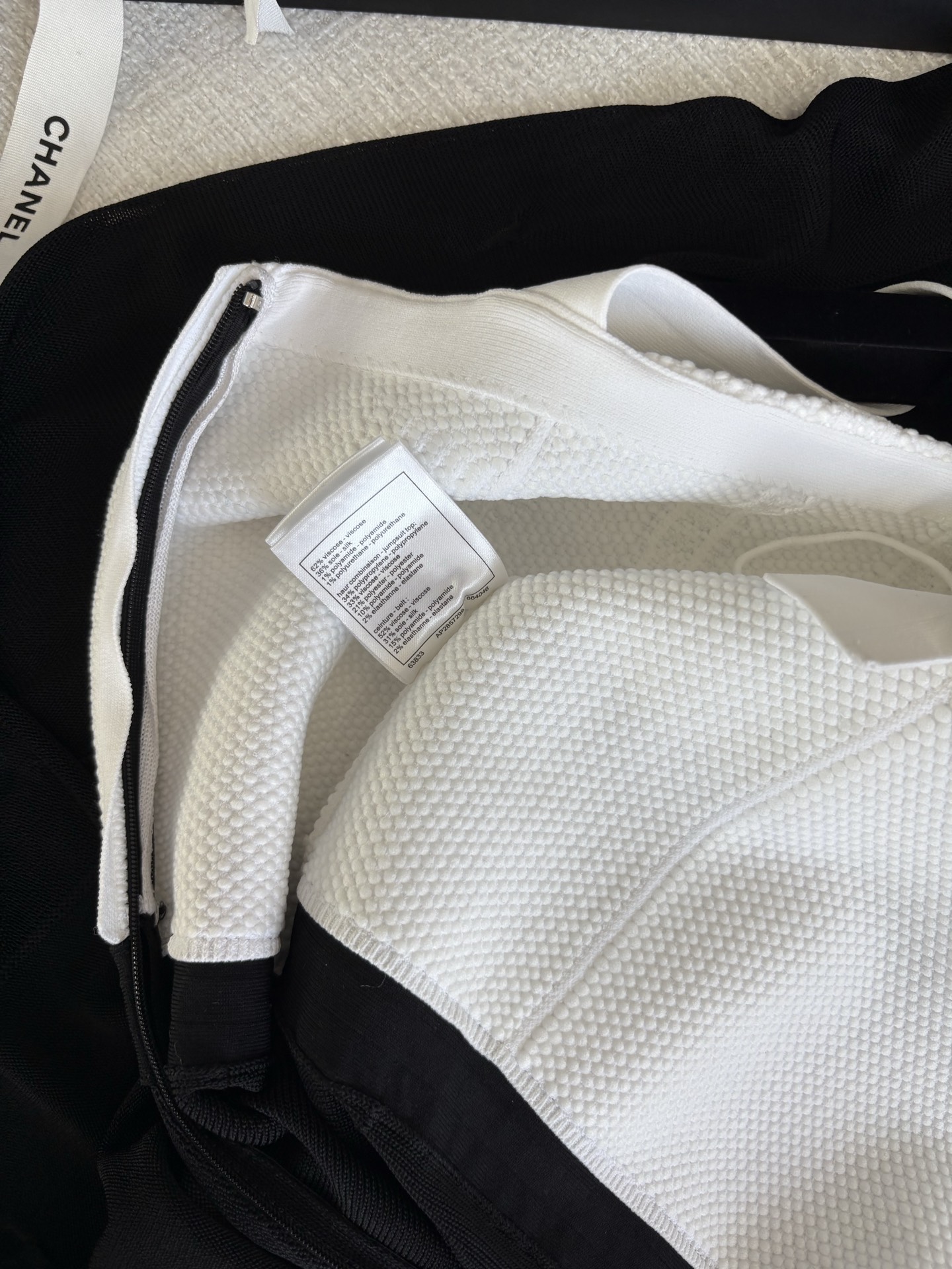 Versatile Female Suit with Unique Style and Wide-Legged Pants for Various Occasions - 图片 8