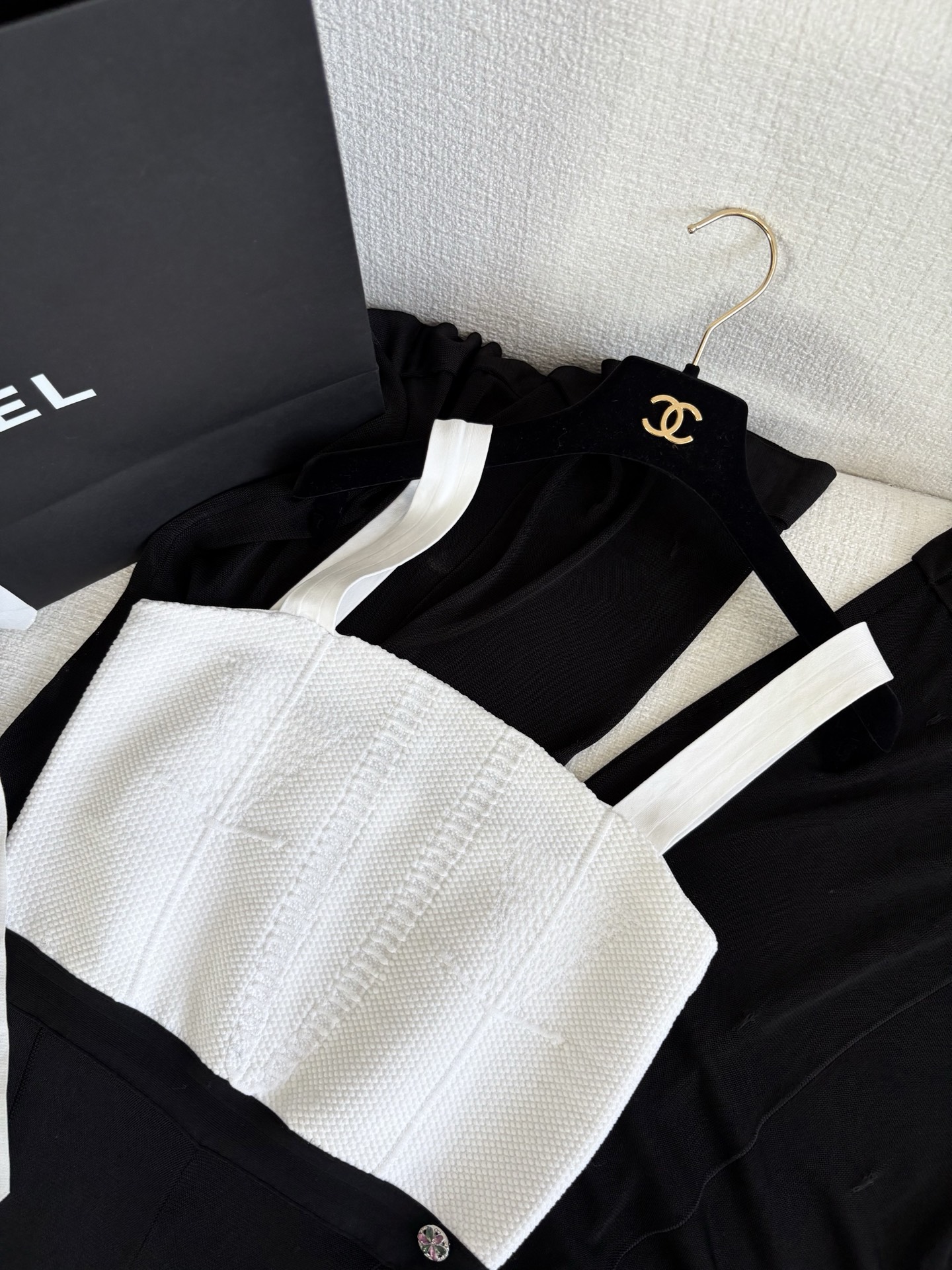 Versatile Female Suit with Unique Style and Wide-Legged Pants for Various Occasions - 图片 2