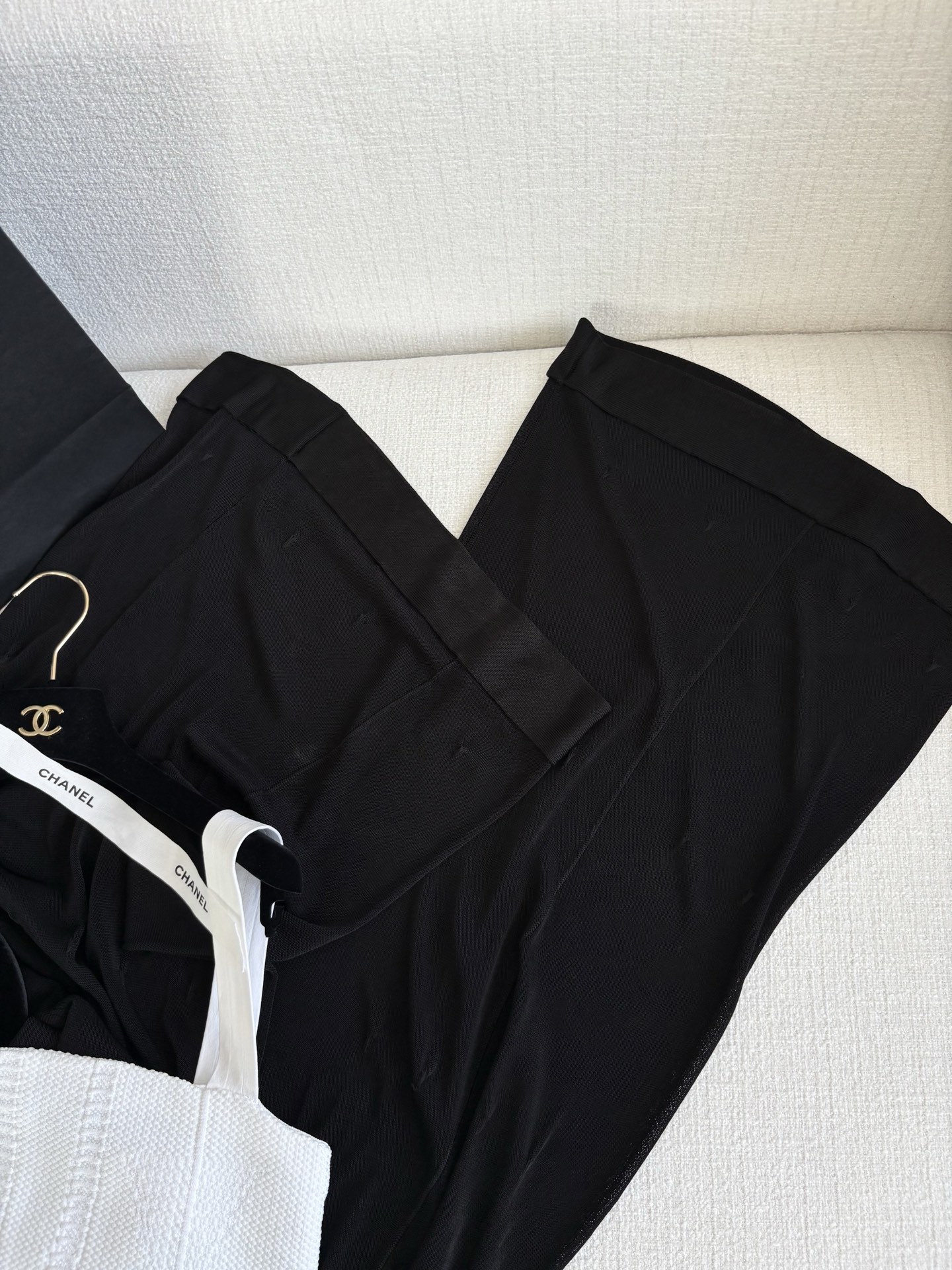 Versatile Female Suit with Unique Style and Wide-Legged Pants for Various Occasions - 图片 4