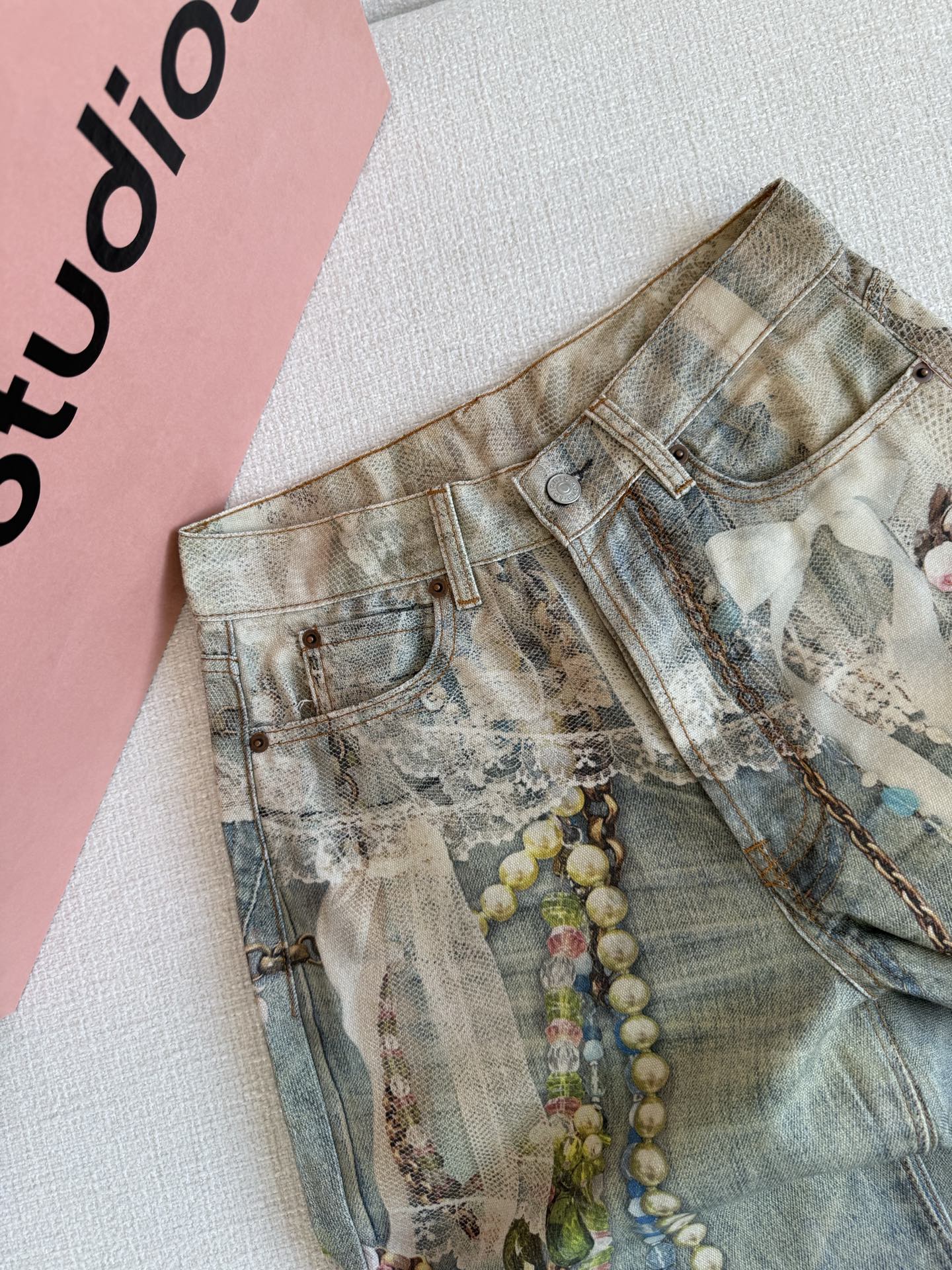 High-Quality Women’s Suit with Lace Details, Glass Packaging, and 3D Jeans. - 图片 2