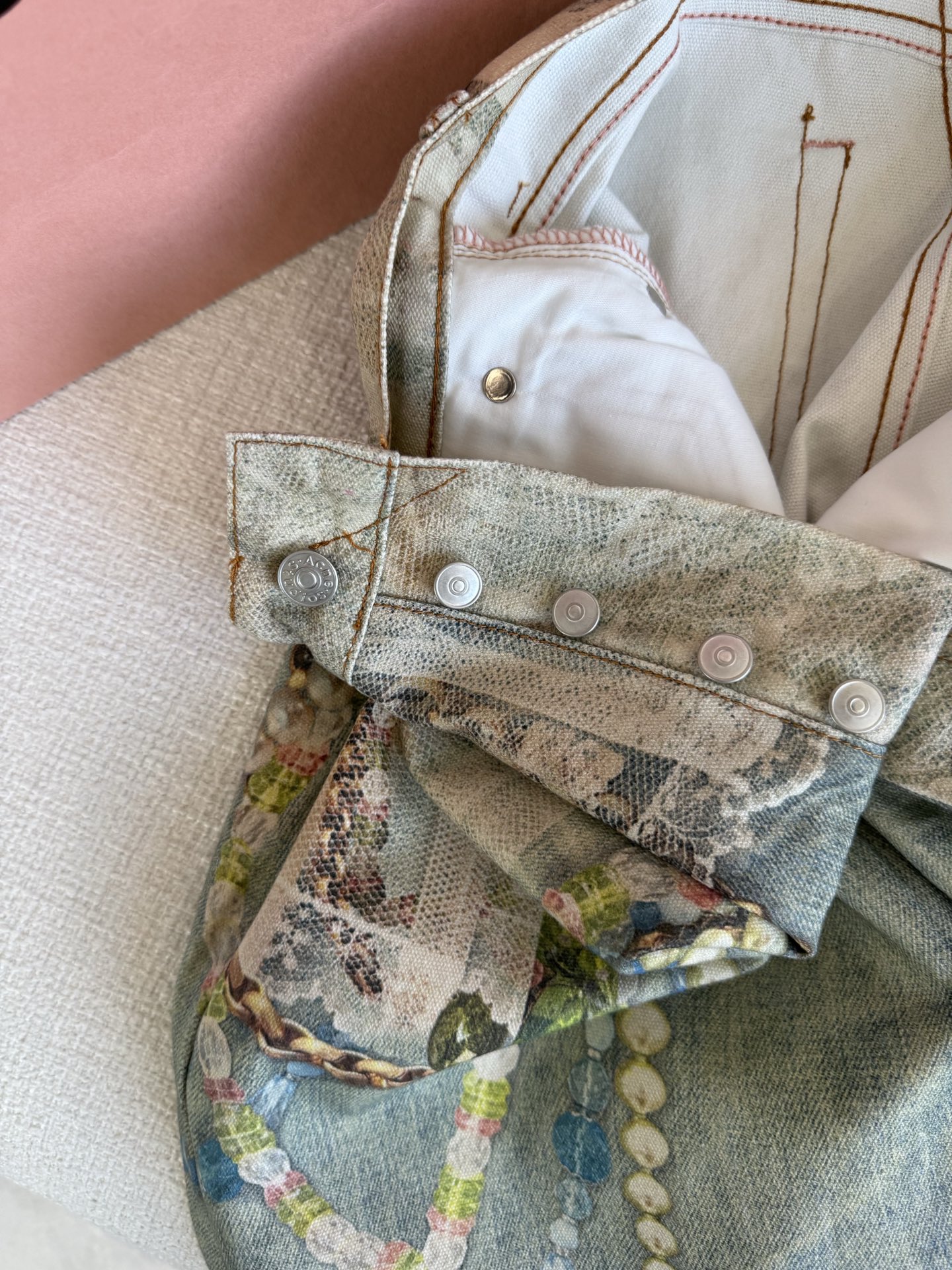 High-Quality Women’s Suit with Lace Details, Glass Packaging, and 3D Jeans. - 图片 5