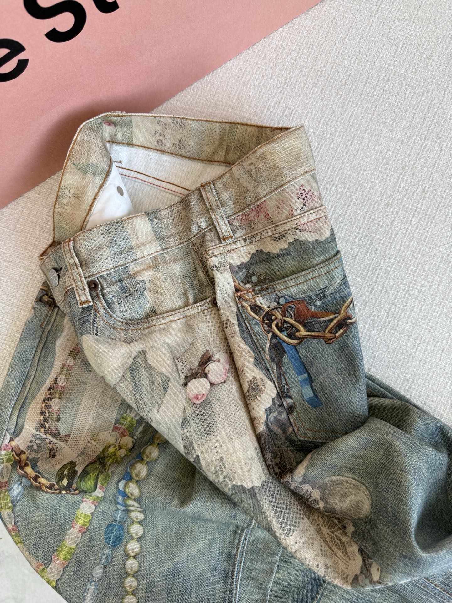High-Quality Women’s Suit with Lace Details, Glass Packaging, and 3D Jeans. - 图片 4