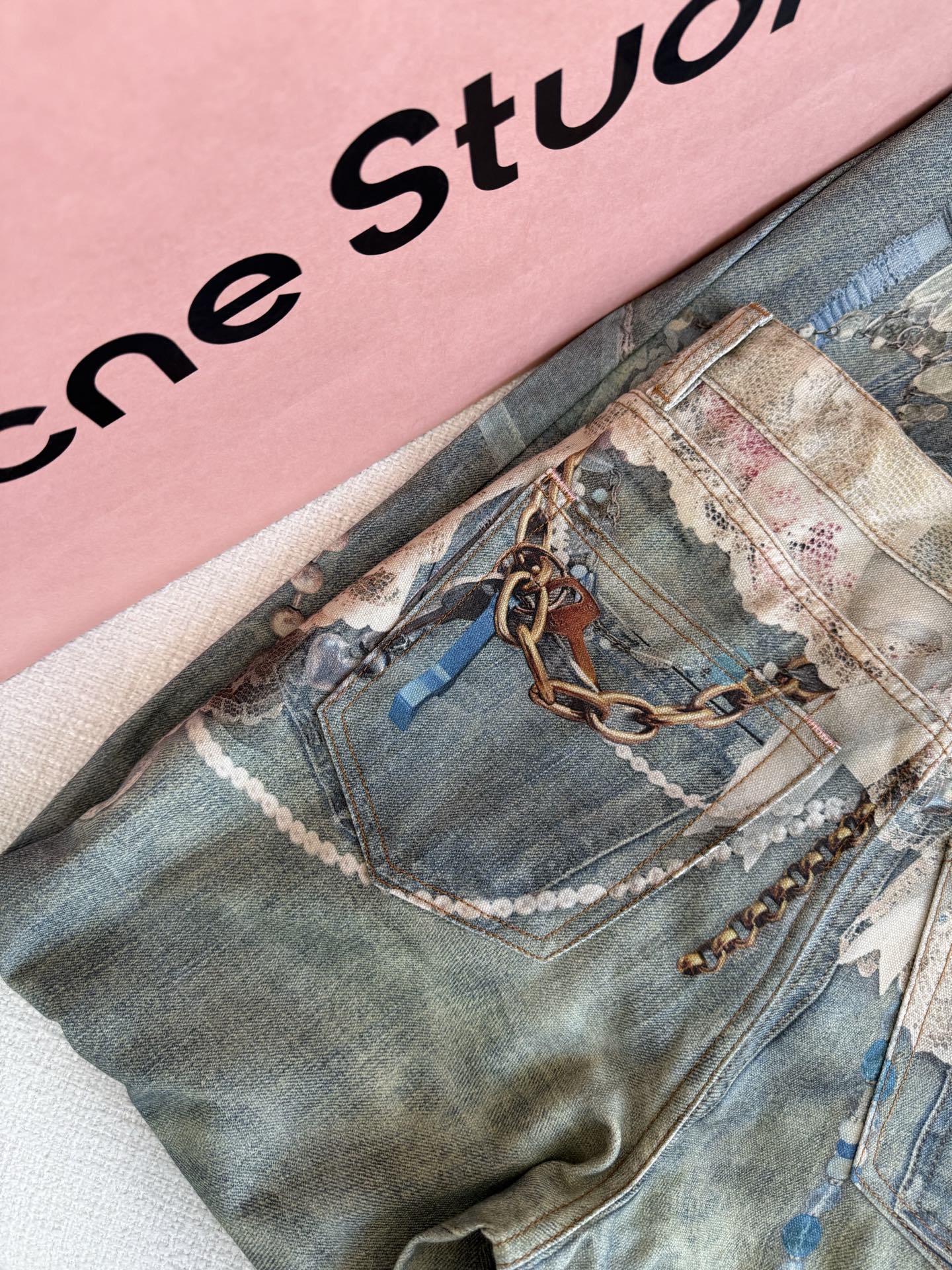 High-Quality Women’s Suit with Lace Details, Glass Packaging, and 3D Jeans. - 图片 8