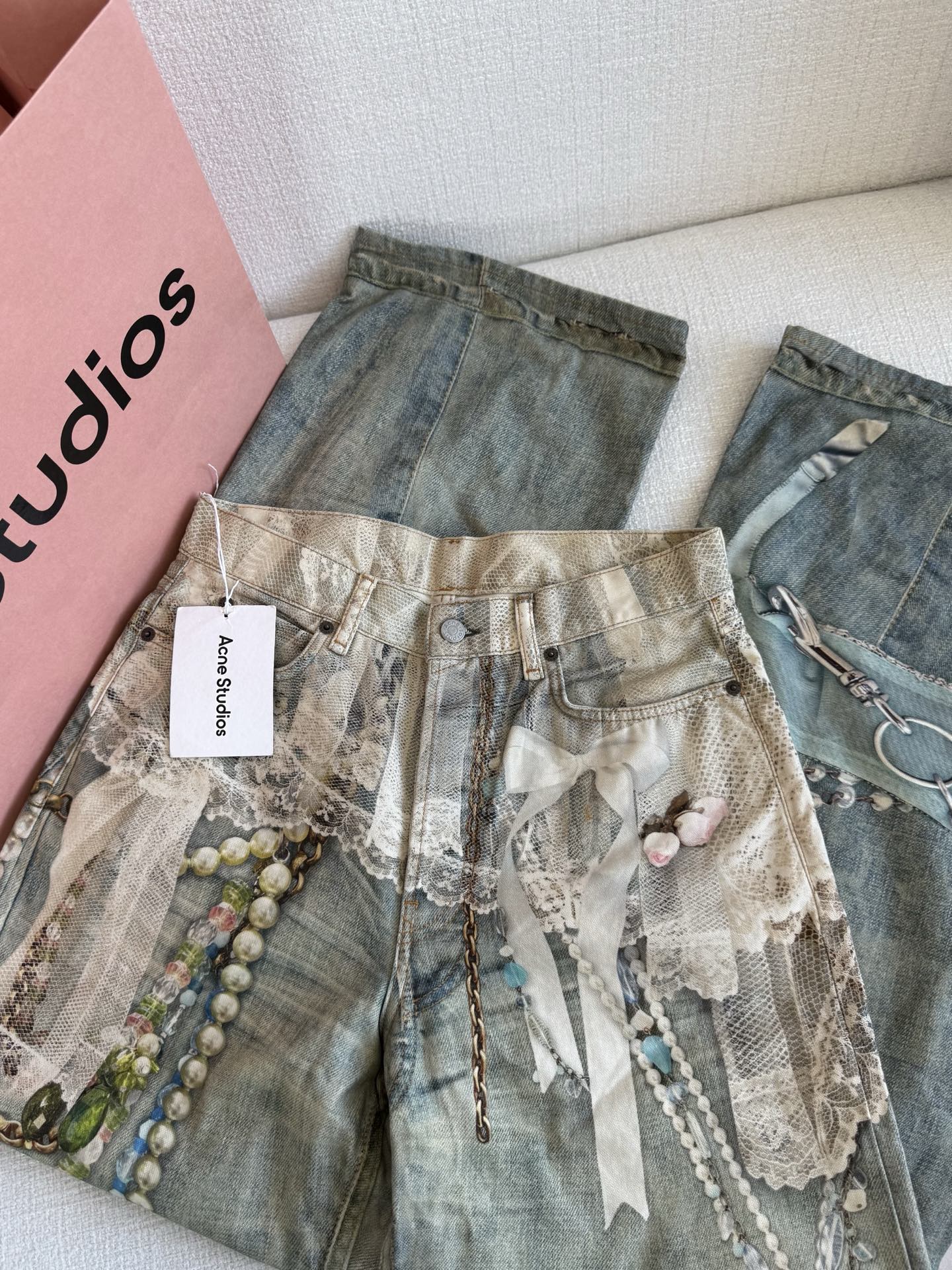 High-Quality Women’s Suit with Lace Details, Glass Packaging, and 3D Jeans. - 图片 1