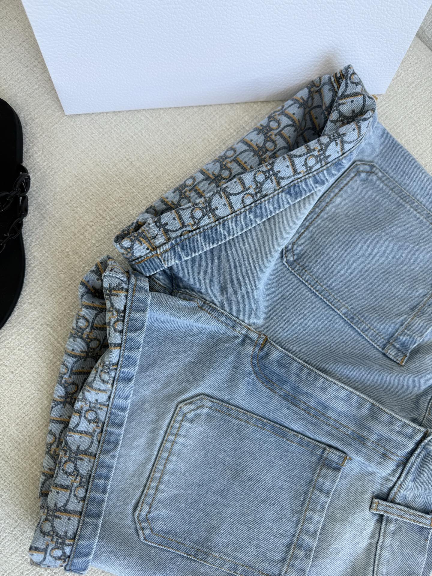 Stylish P588 Female Suit with Jeans Pockets and Floral Details for a Unique Look - 图片 4