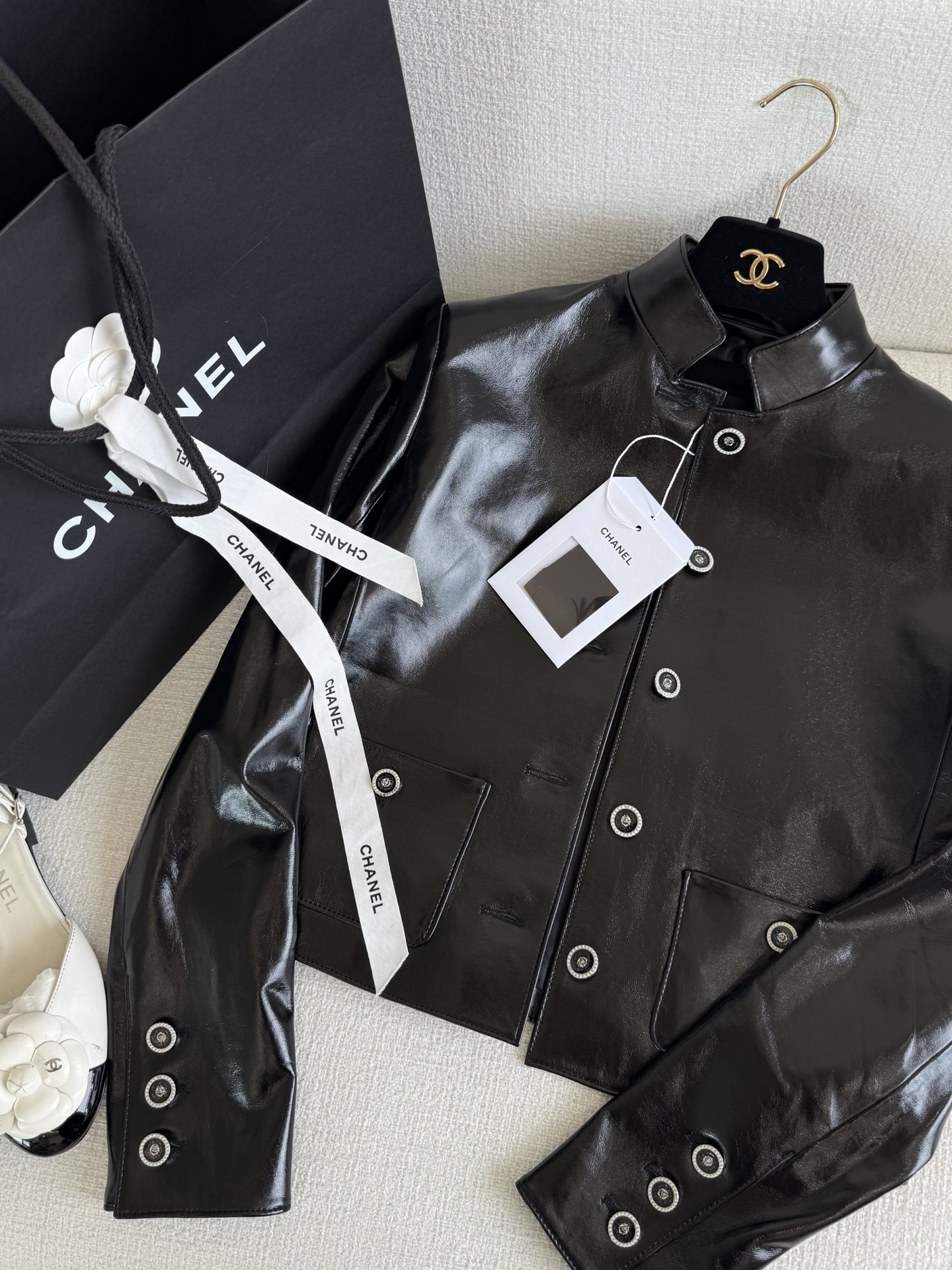 Title: P3384 Female Suit with Leather Jacket from Dust Bag Factory Review Summary: P3384 suit with leather jacket is delicate, not recommended for tiara purchase. Trending black horse theme