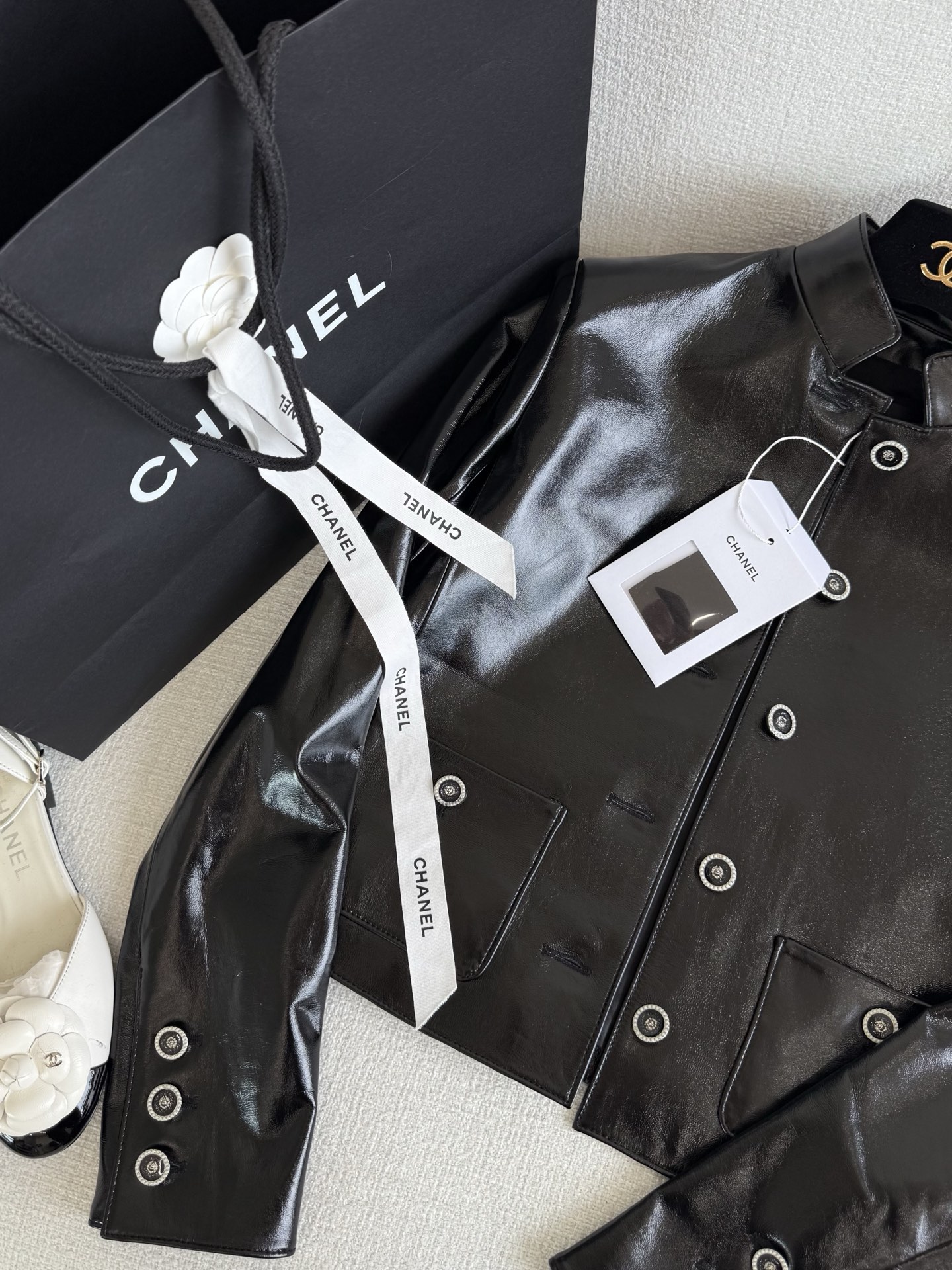 Title: P3384 Female Suit with Leather Jacket from Dust Bag Factory Review Summary: P3384 suit with leather jacket is delicate, not recommended for tiara purchase. Trending black horse theme - 图片 3