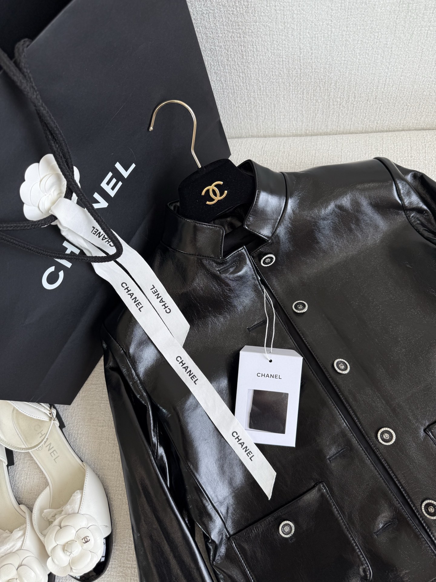 Title: P3384 Female Suit with Leather Jacket from Dust Bag Factory Review Summary: P3384 suit with leather jacket is delicate, not recommended for tiara purchase. Trending black horse theme - 图片 2