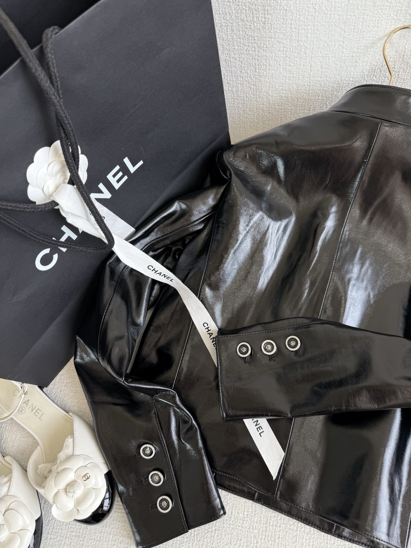 Title: P3384 Female Suit with Leather Jacket from Dust Bag Factory Review Summary: P3384 suit with leather jacket is delicate, not recommended for tiara purchase. Trending black horse theme - 图片 8