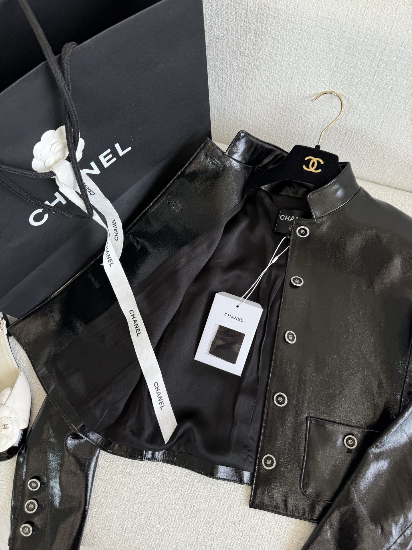 Title: P3384 Female Suit with Leather Jacket from Dust Bag Factory Review Summary: P3384 suit with leather jacket is delicate, not recommended for tiara purchase. Trending black horse theme - 图片 5