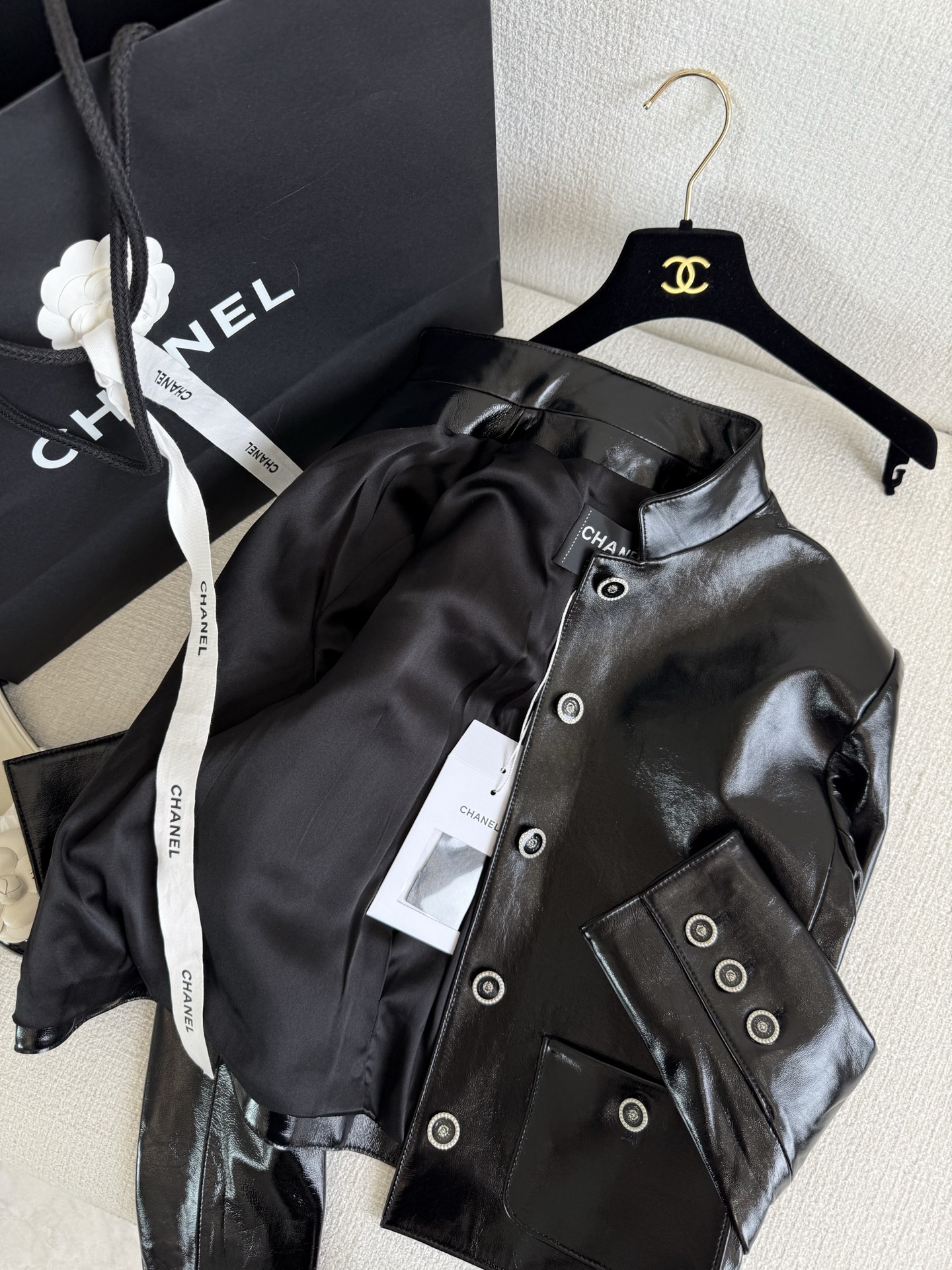 Title: P3384 Female Suit with Leather Jacket from Dust Bag Factory Review Summary: P3384 suit with leather jacket is delicate, not recommended for tiara purchase. Trending black horse theme - 图片 6