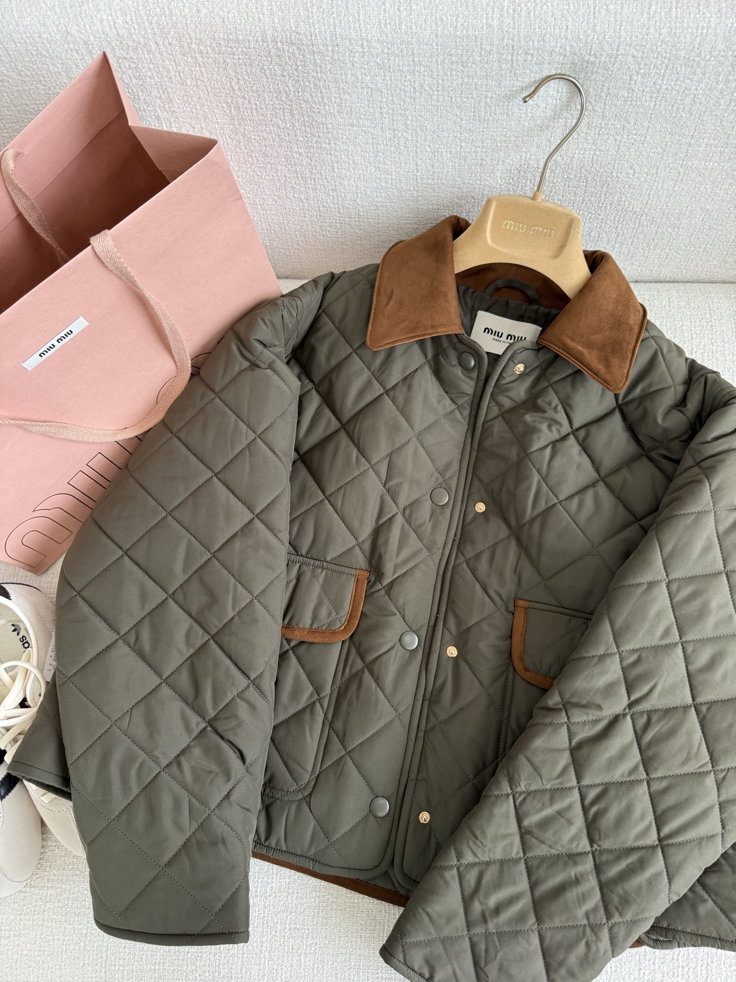 “Female Suit P744: Green-Swinger Jacket and Exclusive Tailor-Made Fabric Purchase by Yb” - 图片 1