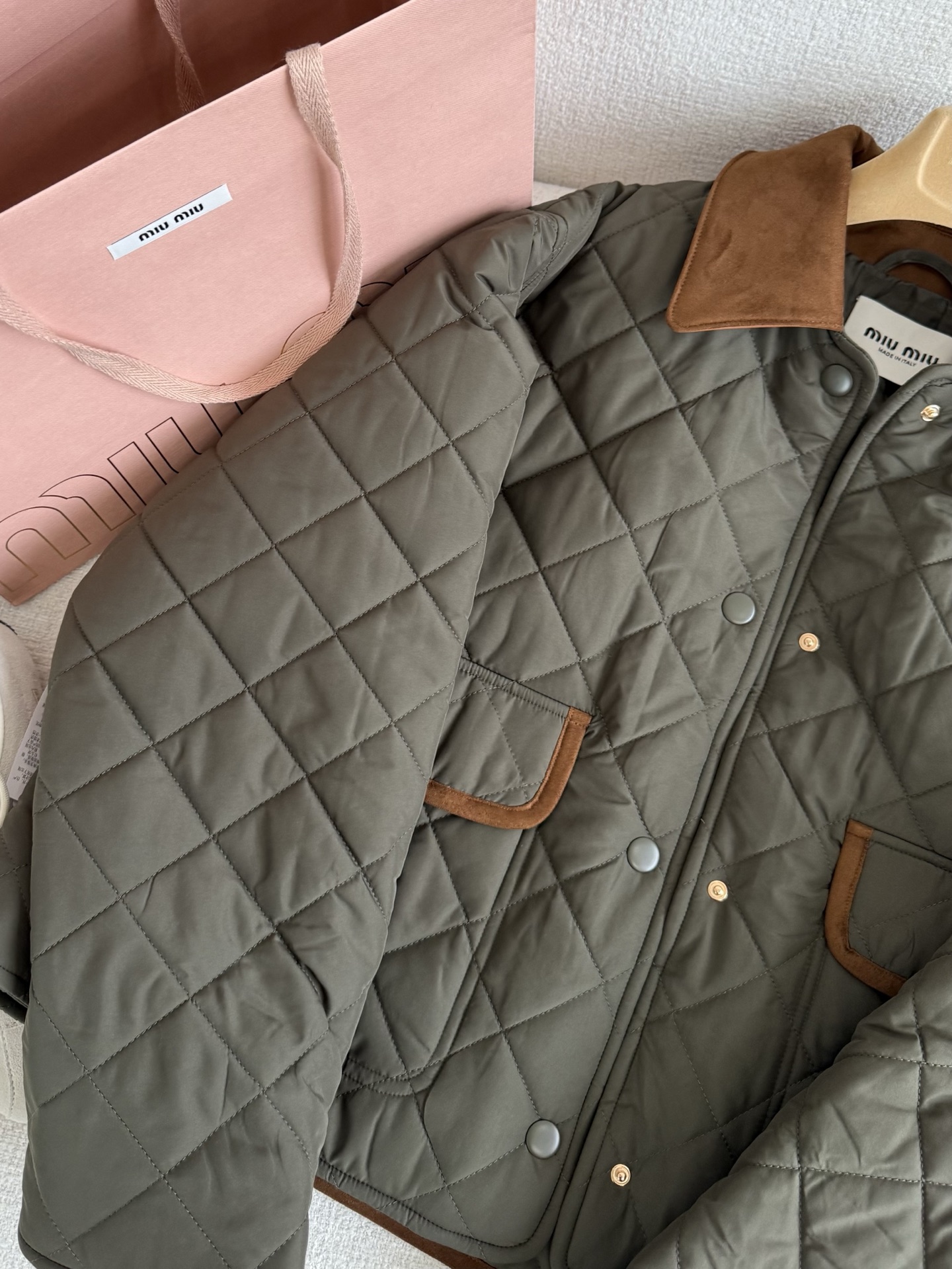 “Female Suit P744: Green-Swinger Jacket and Exclusive Tailor-Made Fabric Purchase by Yb” - 图片 3